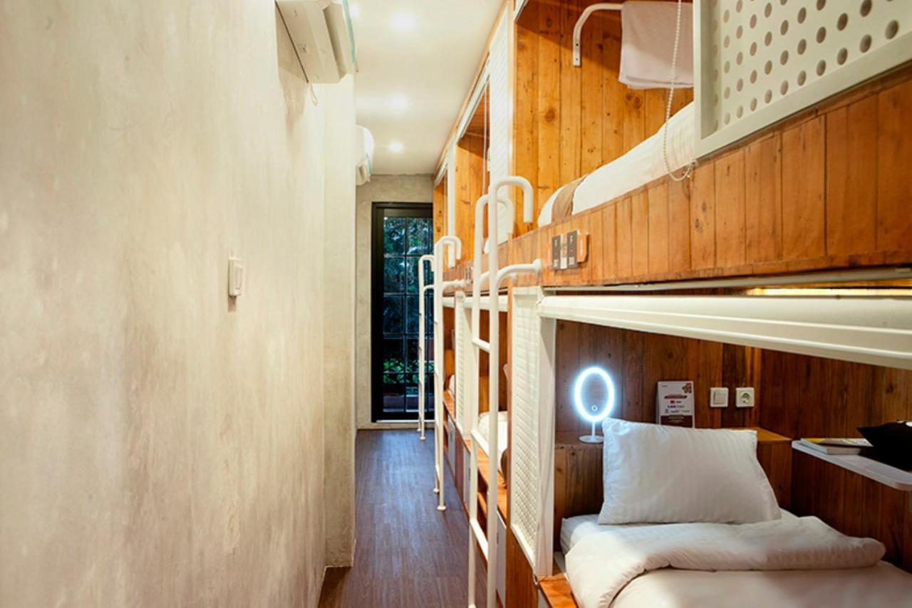 Tuju Arteri Pods Hostel Jakarta Exterior photo