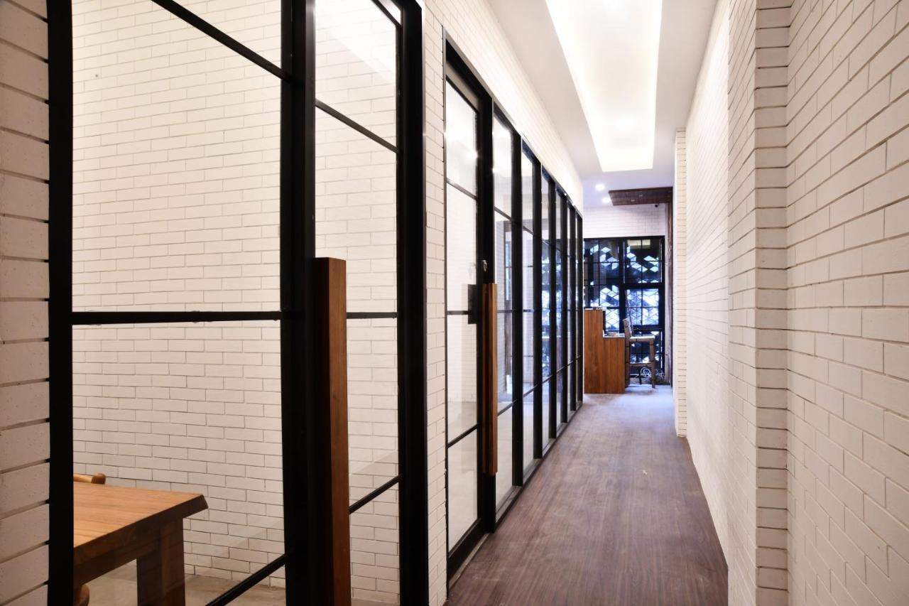 Tuju Arteri Pods Hostel Jakarta Exterior photo