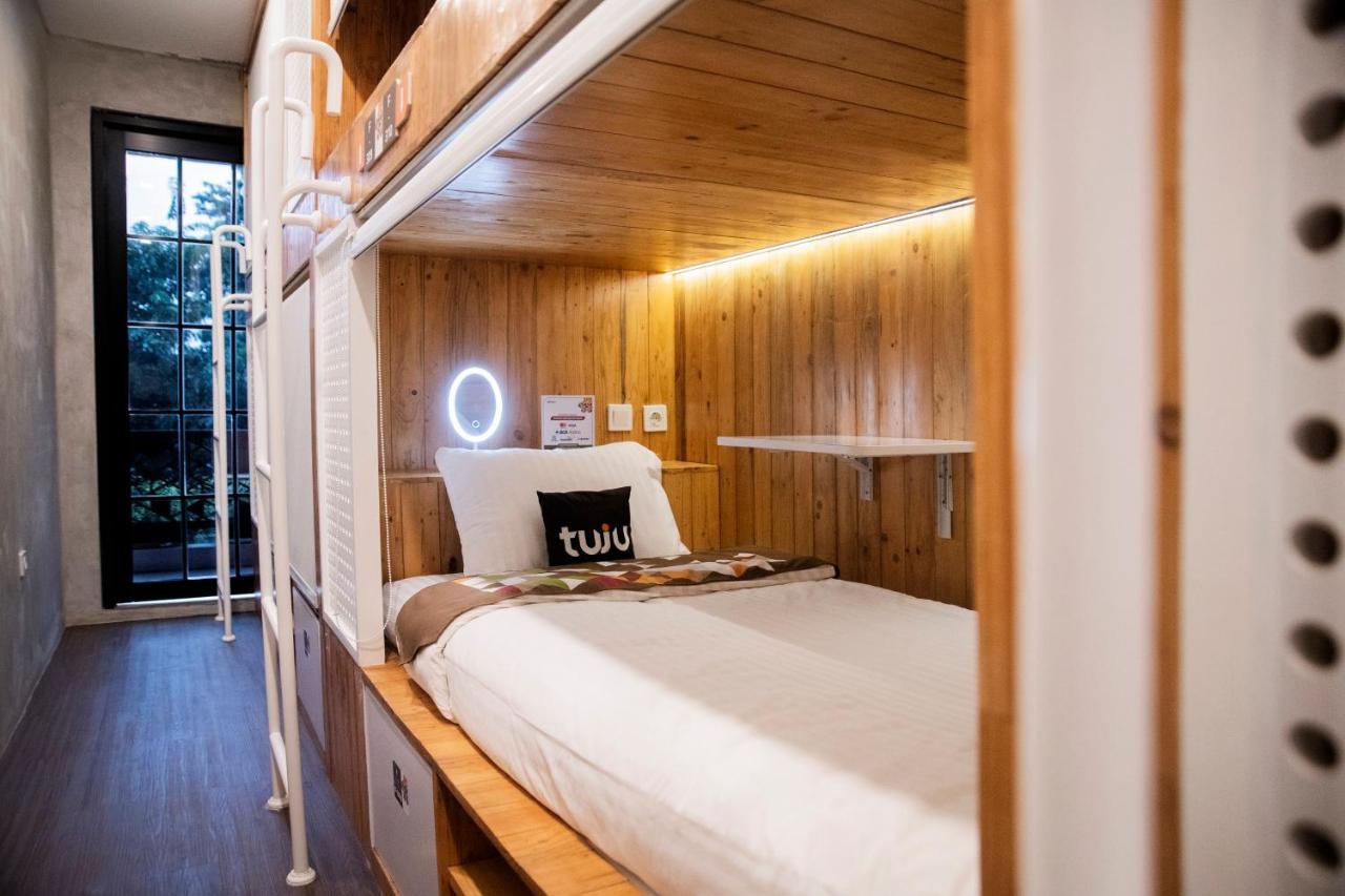 Tuju Arteri Pods Hostel Jakarta Exterior photo
