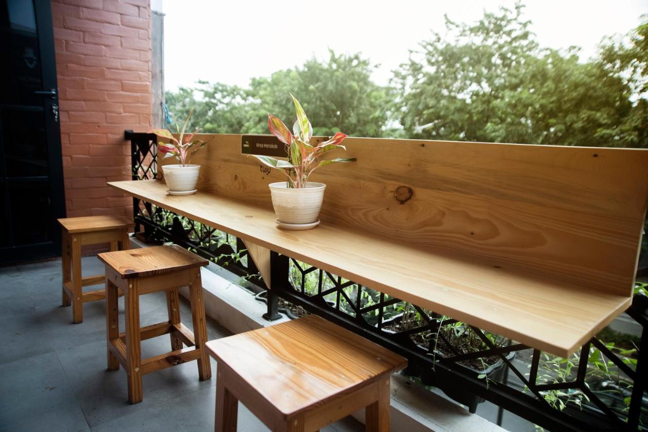 Tuju Arteri Pods Hostel Jakarta Exterior photo