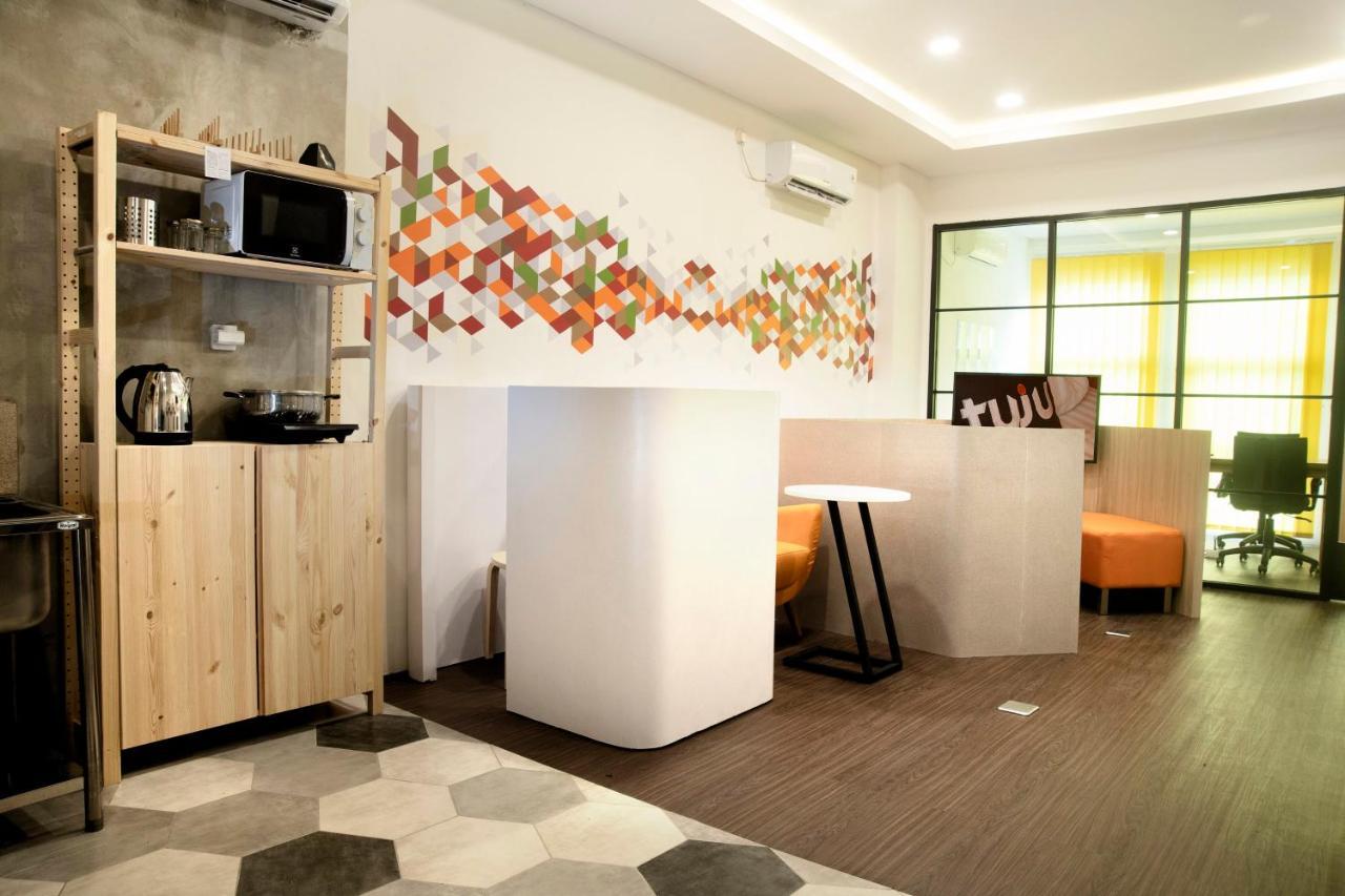 Tuju Arteri Pods Hostel Jakarta Exterior photo