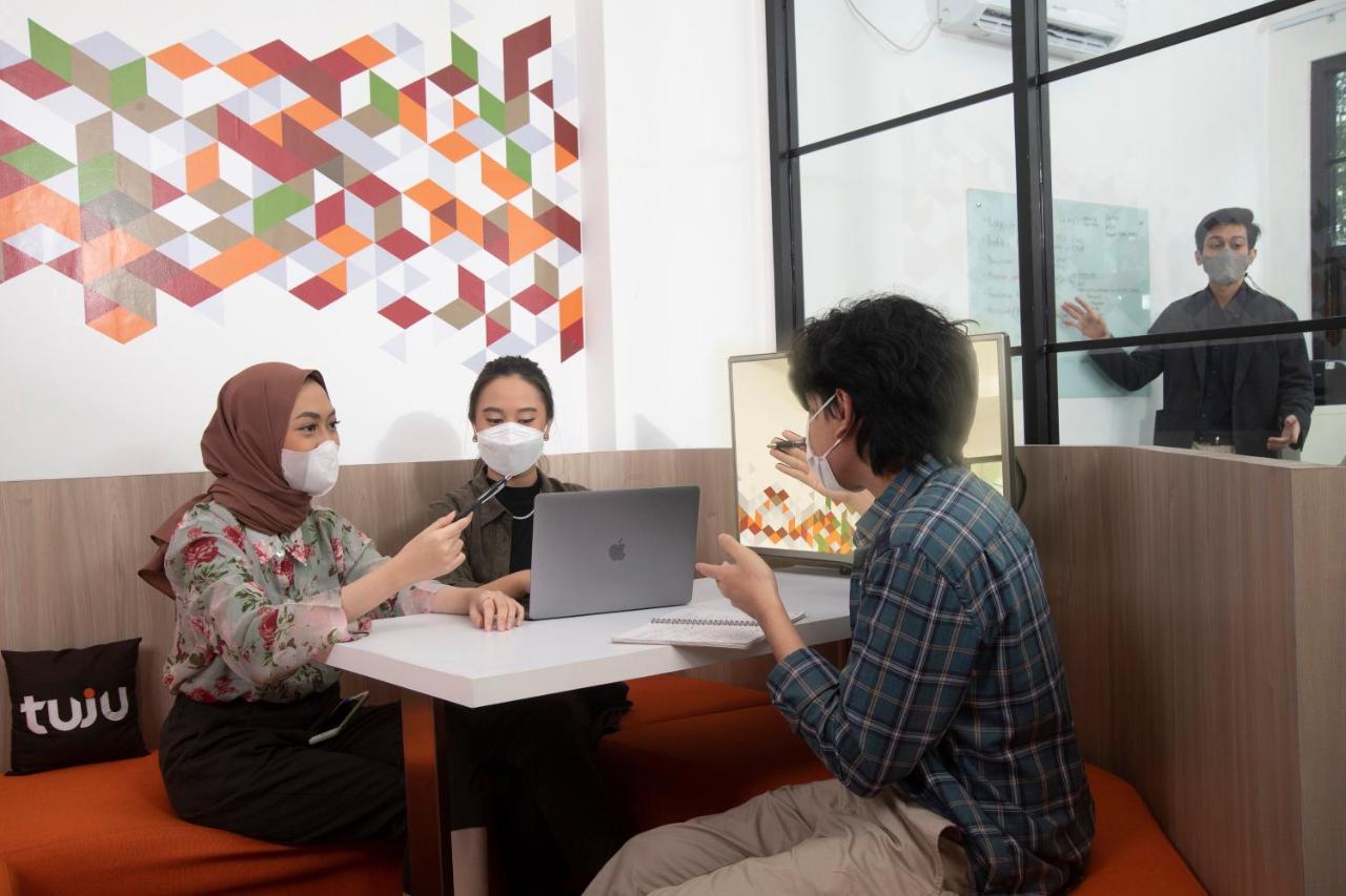 Tuju Arteri Pods Hostel Jakarta Exterior photo