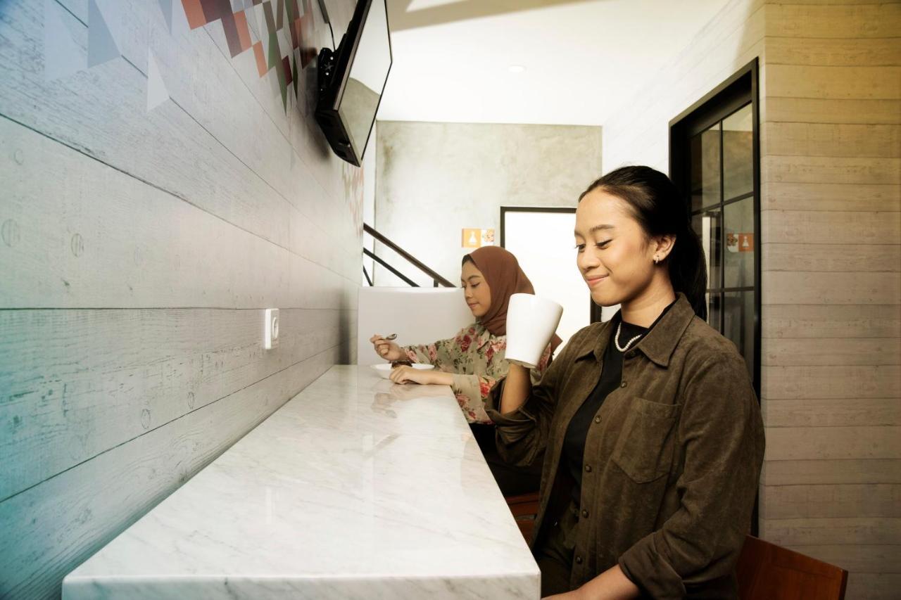 Tuju Arteri Pods Hostel Jakarta Exterior photo